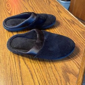 Isotoner women’s terry and satin slip on cushion slipper, size 9.5–10.